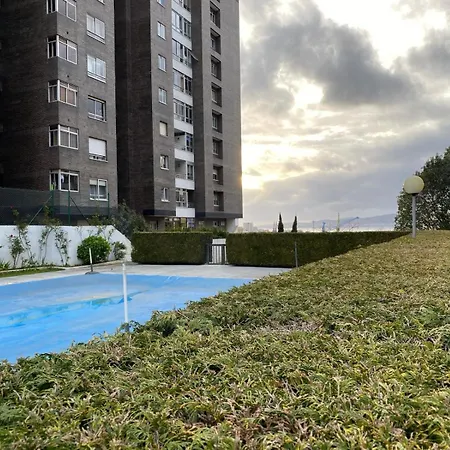 Coqueto Con Piscina Y Parking By *