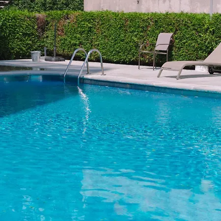 Coqueto Con Piscina Y Parking By *