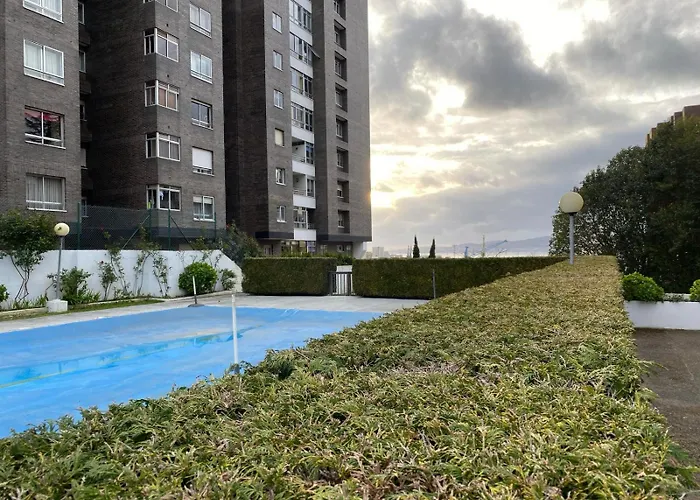 Coqueto Con Piscina Y Parking By *